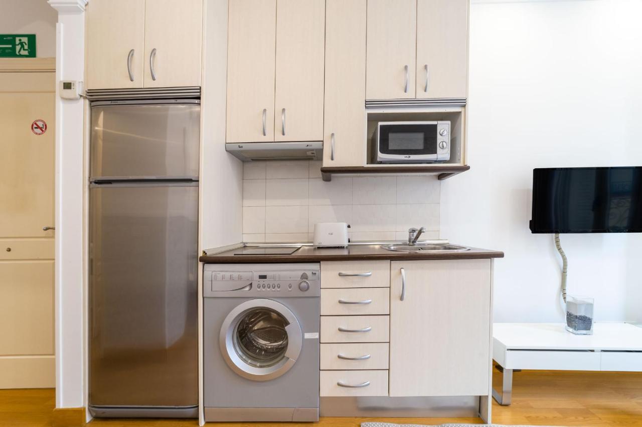 Apartamentos Gran Via Мадрид Екстериор снимка