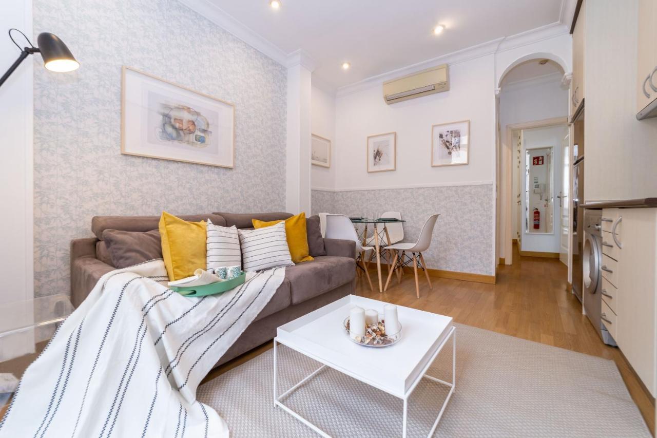 Apartamentos Gran Via Мадрид Екстериор снимка