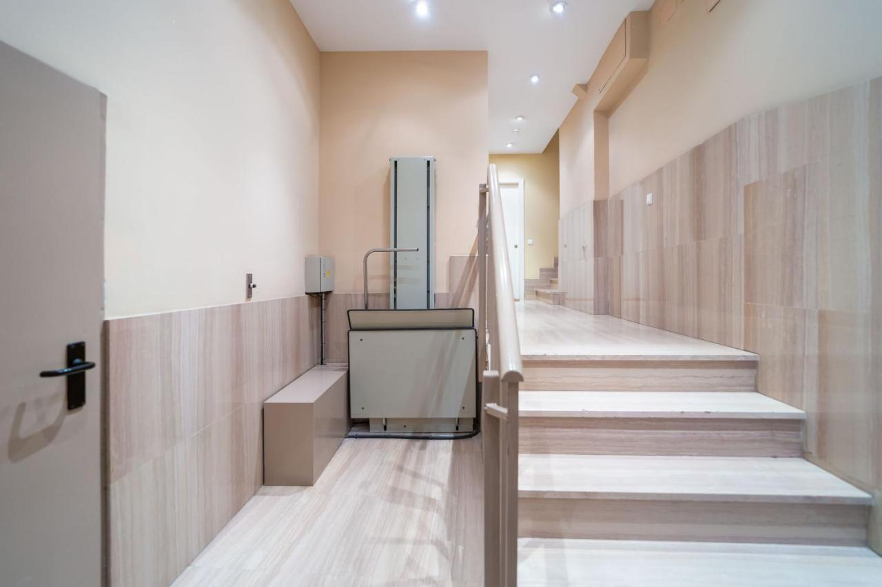 Apartamentos Gran Via Мадрид Екстериор снимка